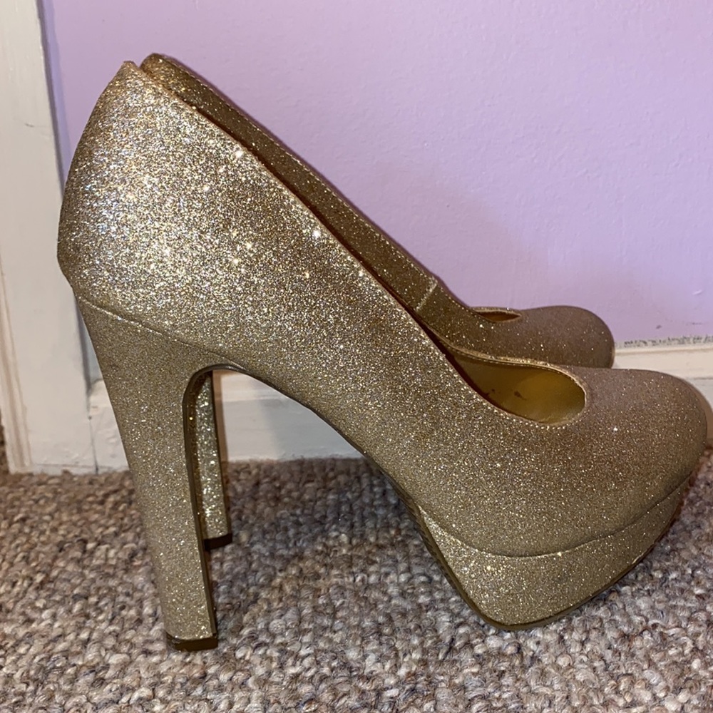 Gold platform pumps